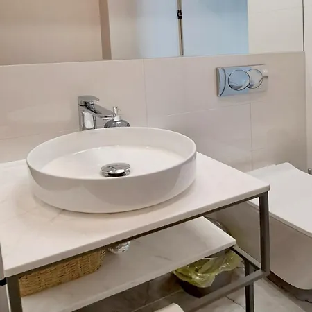 Falcon Apartment 5 Metro Sgh Varsovia Exterior foto
